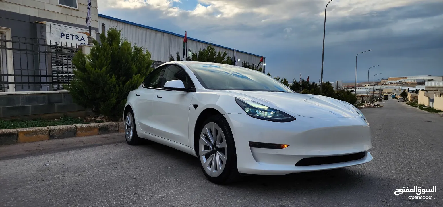 Tesla Model 3 -