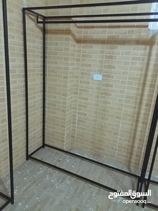 ستاندات حديد للمحلات التجارية، وغرف ملابس (تفصيل)