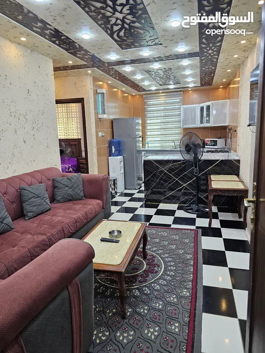 شقة مفروشة فاخرة للايجار مساحة 90 غرب شارع الجامعة ب 200م وشمال مسجد علياء التل
