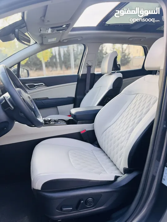 كيا سبورتاج هايبرد 2023 فل كامل مع بانوراما - باللون المميز والداخلية المميزة - والسعر المميز