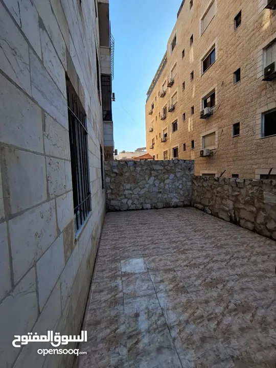 ستديو للبيع او البدل على سيارة للبيع بقيمته بسعر الحرق