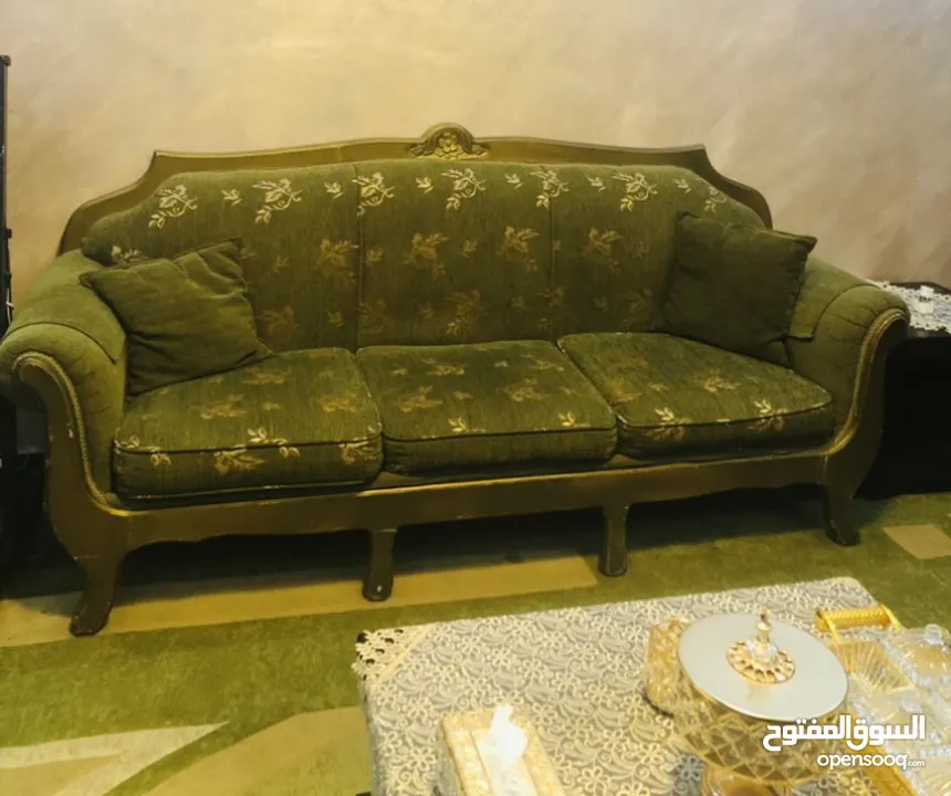 طقم كنب زان 7 مقاعد بحالة ممتازة و بوفيه 3 قطع خشب ثقيل للبيع المستعجل بسعر حرق