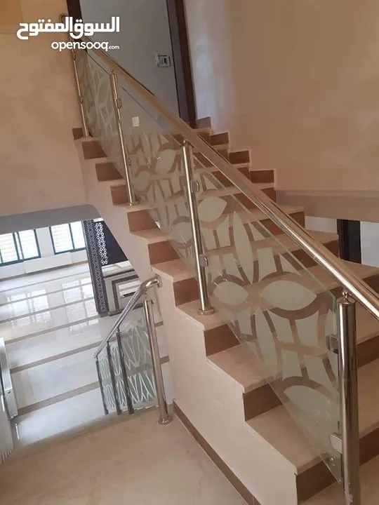 تركيب السيكوريت والمرايا وجميع أعمال الزجاج والألمنيوم بجودة عالية"