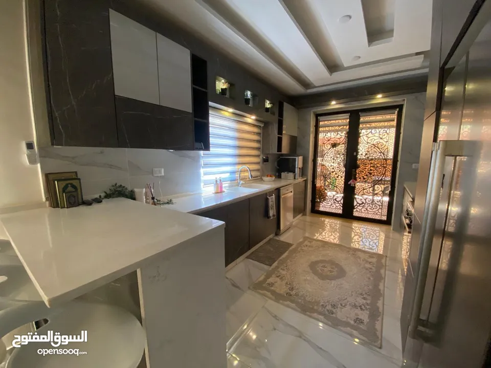 شقة مميزة ارضية تشطيب سوبر ديلوكس في أجمل احياء الياسمين خلف مستشفى الحياة