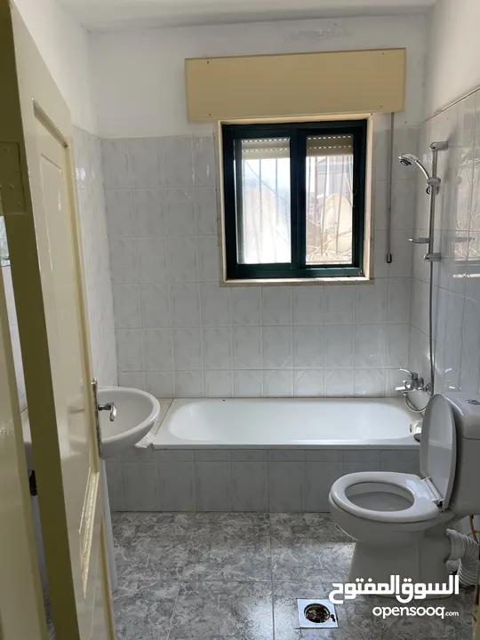 عمارة اللالا  بطن الهواء المنطقة الصناعية قرب درس مول  ملاحظة يوجد  اربع شقق للإيجار