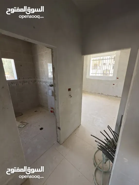 شقة أرضية بإطلالة مفتوحة وتشطيب مؤسس — فرصة لتصميم لمساتك الخاصة!