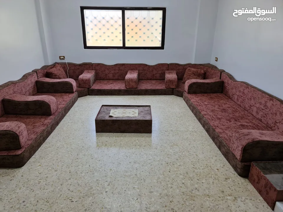 فرش عربي واسع بحاله ممتازة للبيع في الزرقاء مقاساته 3.70*3.90