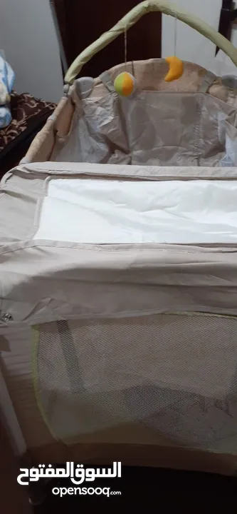سرير اطفال قابل للطي ماركة Robins للبيع بسعر مغري  + فرشة طبية للبيع