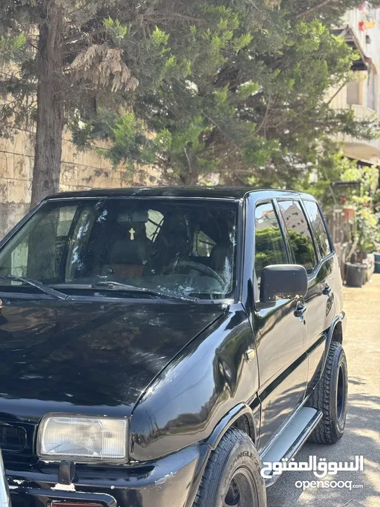 نيسان تيرانو 1995