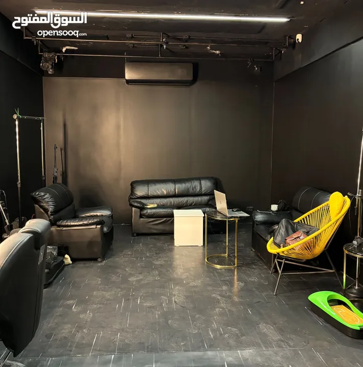 استوديو تصوير كروما خضراء مع خلفيات وايضا مكان بودكاست للضمان لغايات السفر