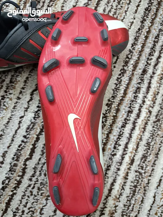 حذاء نايك T 90 رياضي اصابع لكرة القدم اصلي 100 % جديد غير مستخدم نهائيا بحالة الشركة  مقاس 45