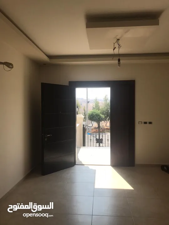 شقة للايجار أرضية فارغه بعبدون-13808