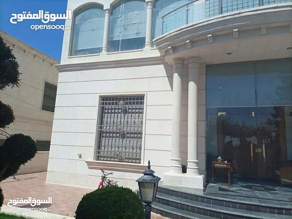 الظهير فيلا مستقله فخمه جدا فن معماري عاليه ومطله اجمل موقع مكون من اكثر من سكنه
