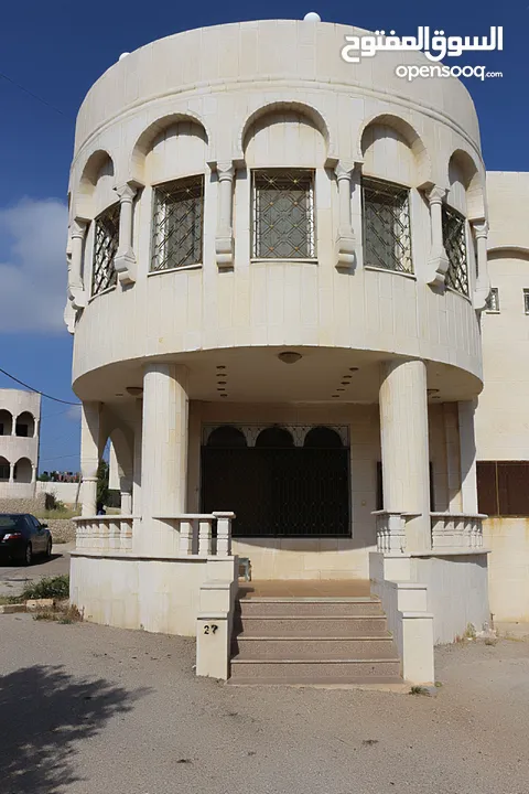قصر فاخر مع خزان ماء كبير و أرض مطلة يصلح فندق ومطعم ومنتجع سياحي أو منزل لعظيم قرب التلفريك