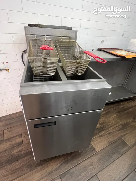 عدة مطعم وشاورما جاهزة للبيع  جديدة مع كفالتها استخدام 5 شهور فقط