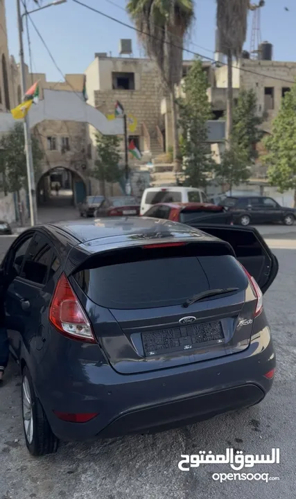 سياره فرد فيستا بصلات عنبي السياره