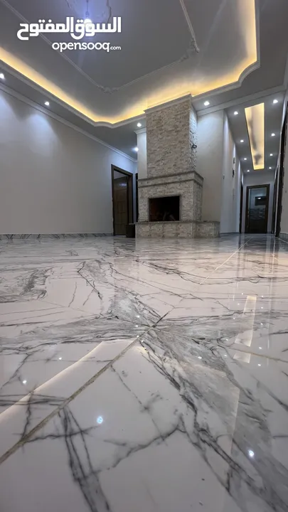 شقه طابقيه اربع غرف نوم الزرقاءالجديده شارع الونك  خلف فندق الجوابره مع مطبخ للبيع