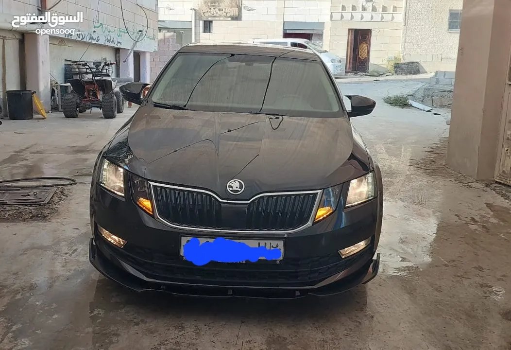 سكودا صالون لون أسود مرتبة نظيفة جدا