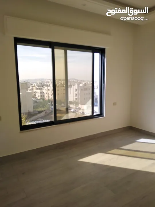 اخير مع روف للبيع في عبدون / الرقم المرجعي : 13666