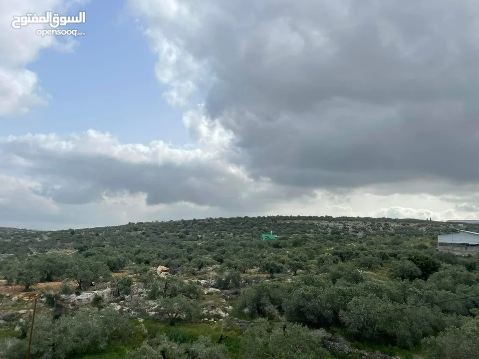 منزل قيد الإنشاء جاهز منه غرفة وحمام وبرندة على قطعة ارض 3250 متر فيه بئر ماء مخدوم ماء وكهرباء