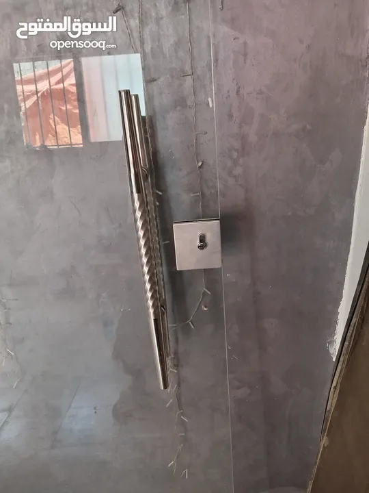 أبواب سكيوريت عدد 2 مستعمل للبيع كل باب قياس الأول عرض 90 سم الارتفاع 2متر والثاني 90 سم و8ملم 2متر