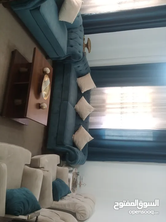 غرفة ضيوف و طاولت سفره