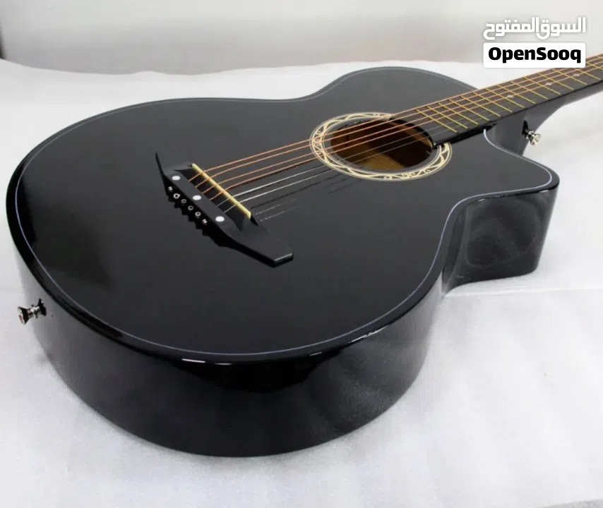 قيتار للبيع مو مستخدم إلا شهر نظيف و أوتاره صاحيه