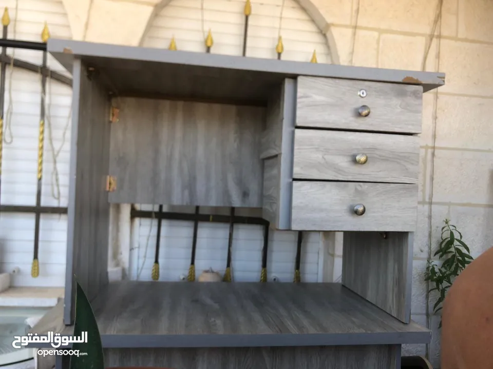 مكتبان لون رمادي الواحد ب 20 والثاني ب 15