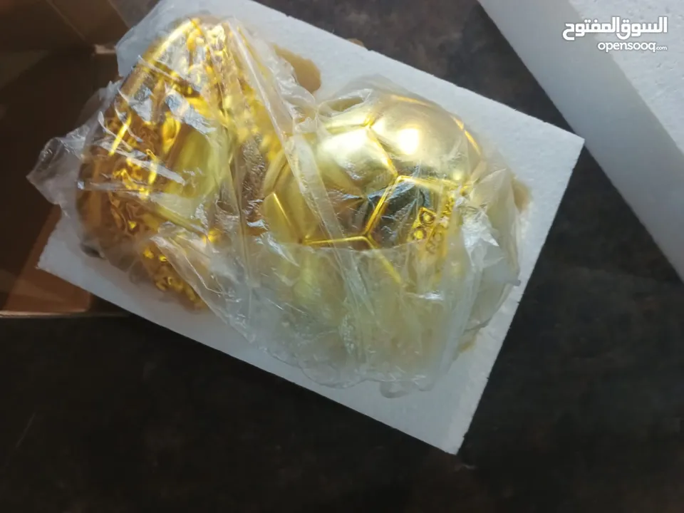 مجسم كرة قدم الذهبيه متوفر 3 مقاسات الوزن ثقيل والشكل مميز وفخم افضل الاسعار يوجد خدمة توصيل
