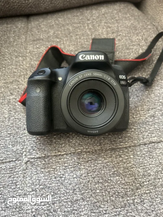 كاميرا Canon 80D شبه جديدة للبيع مع عدستين احترافيتين (75-300mm + 50mm) واكسسوارات كاملة