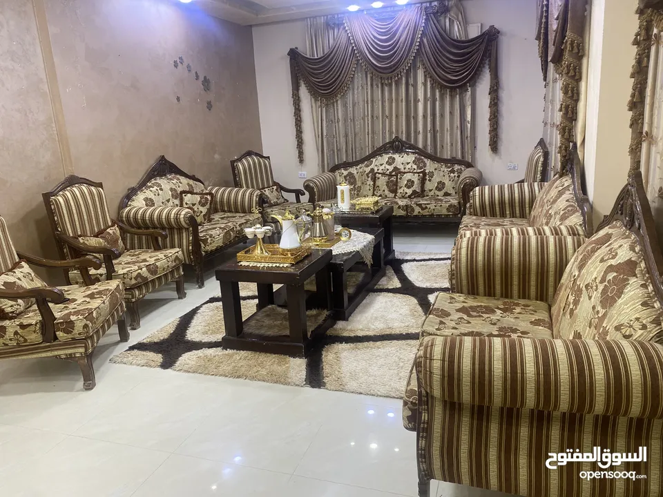 كنب ومطبخ للبيع مع برادي