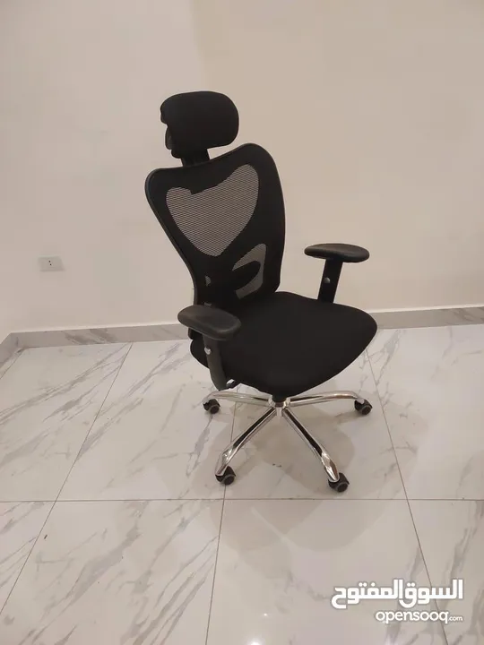 كرسي مكتب مدير مريح بمسند راس و دعم طبي للظهر و مكتب خشبي