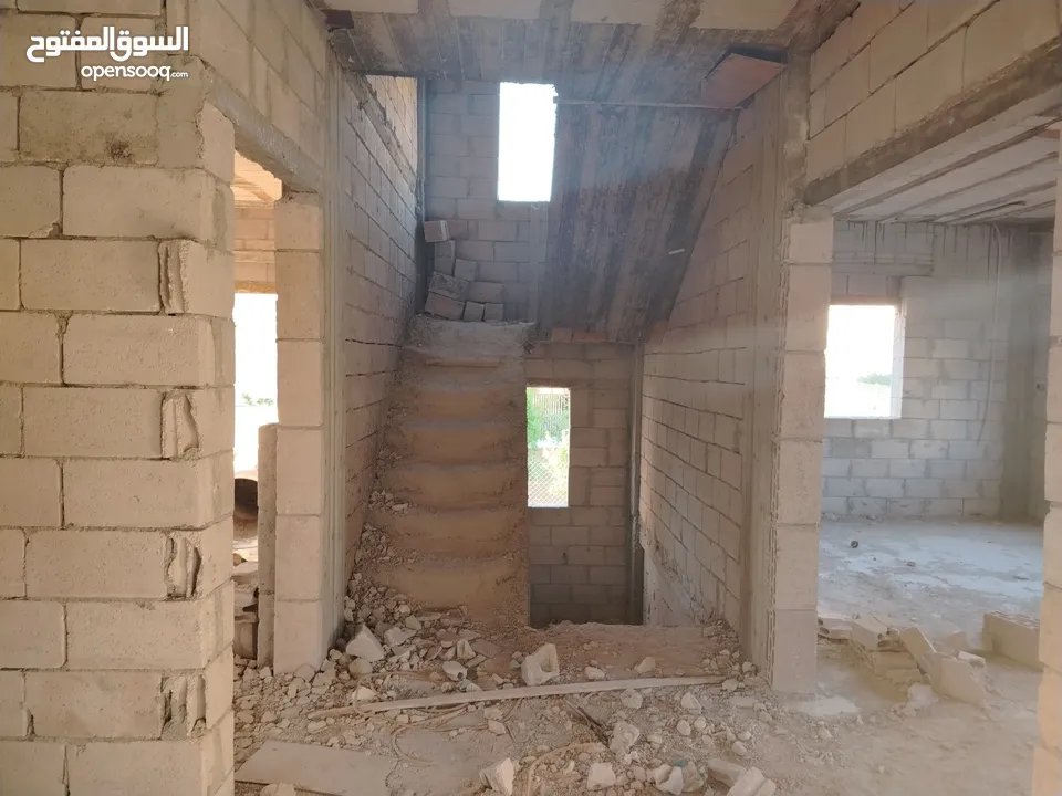 منزل عظم المغاريب واجهة حجر ثلاث طوابق