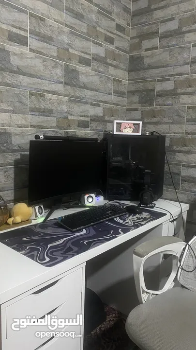 كمبيوتر جيمر بمواصفات عاليه مع كل عدته بسعر حرق لداعي السفر
