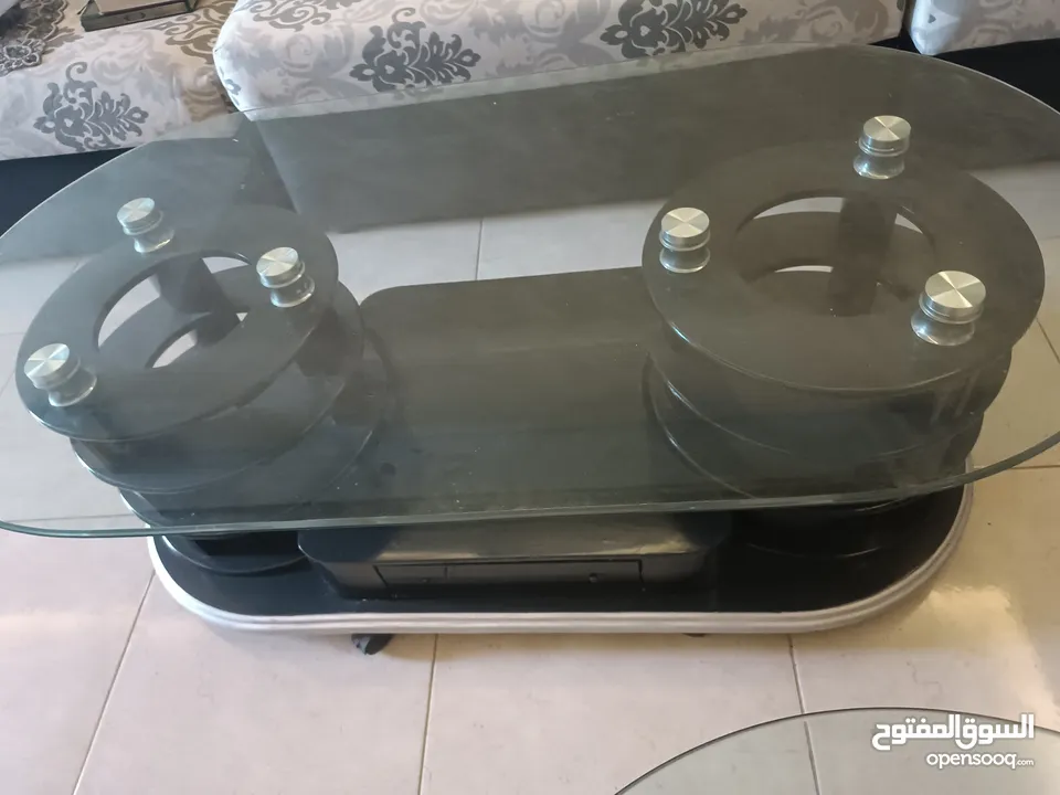 اثاث غرفه الضيوف( طقم طاولات زجاج واحده كبيره + اثنتين جانبيه )