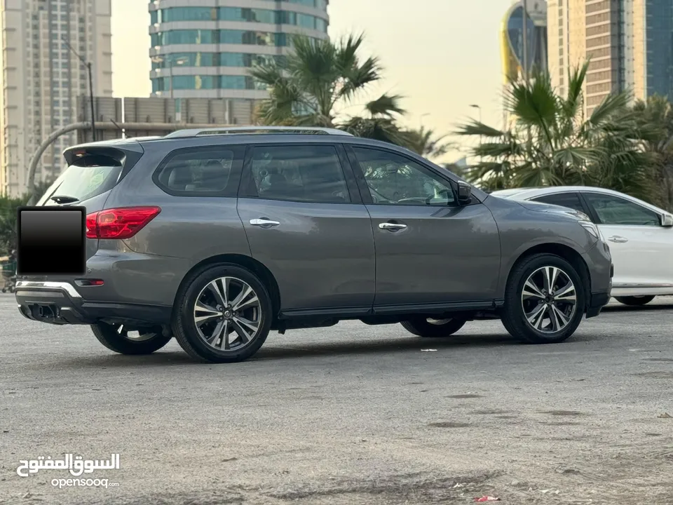 Nissan pathfinder 2018 very clean car