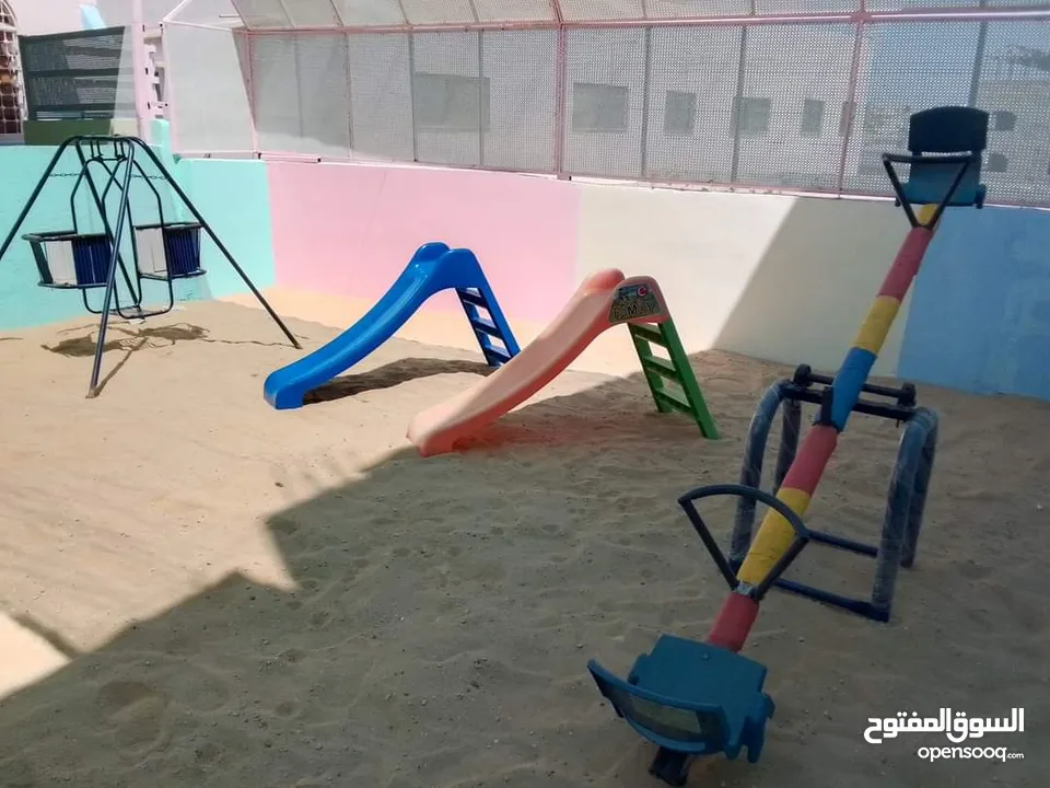 مبنى مخازن تجارية وروضة للبيع