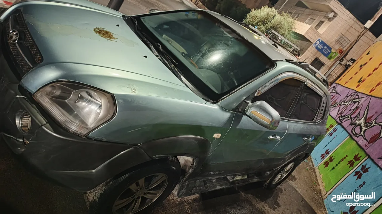 توسان 2005 عليه ترخيص من شهر 3/2025 الجيب بده ماتور 16صباب عمل صيانة طفيفه في الجناح الخلفي الايسر