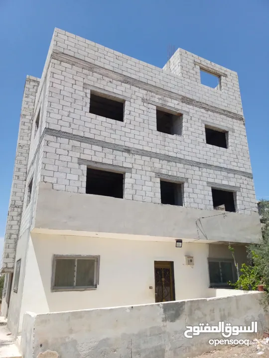 ارض مساحتها 317 مربع عليها بناء 3طوابق وروف الارض خليط شريك العمار جاهز