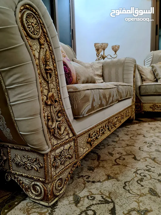 Sofa set ITALYطقم كنب ايطالي فاخر  نخب4 قطع 7   مقاعد و 4 قطع.  1 كبير + 3 طاولات ممتازة من الكويت