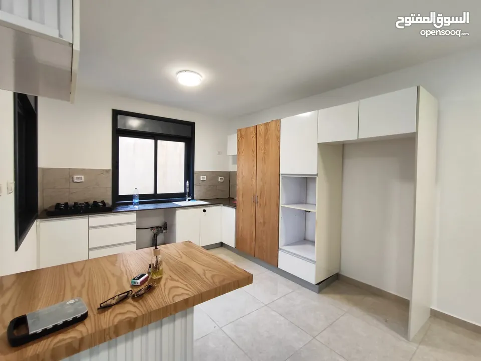 فرصة مميزة للإيجار – شقة جديدة بتشطيب راقٍ في الطيرة / رام الله