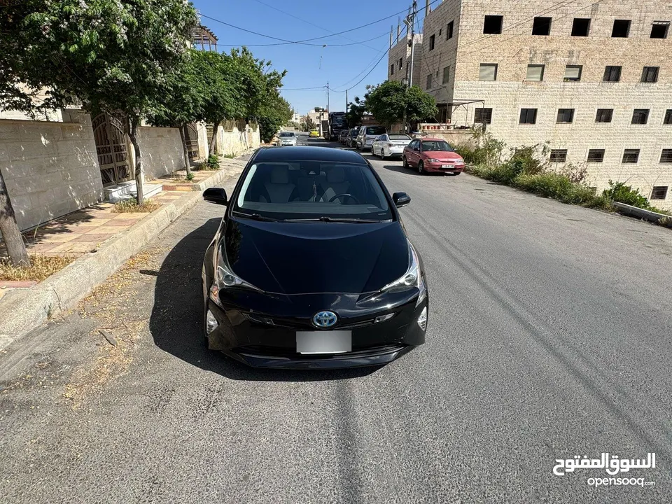 تويوتا بريوس 2017 اسود ملوكي نظيفة