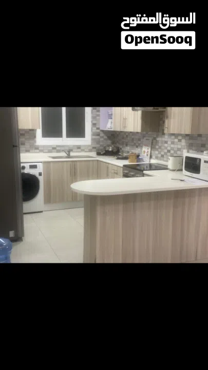 شقة فاخرة مؤثثة كامل ببرج بالجفير  تعطي اقامة دائمة للاجانب  بها كافة الامكانيات