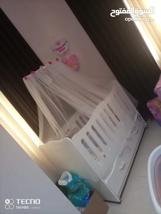 غرفة نوم أطفال للبيع لون ابيض سرير اطفال مع فرشة ونامسية وخزانة ملابس وحدة ادارج
