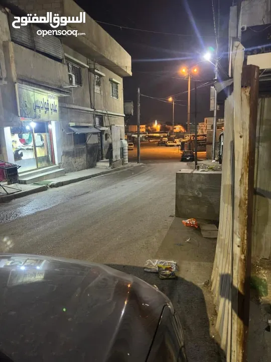 بيت طابقين للبيع كاش  في مخيم الزرقاء