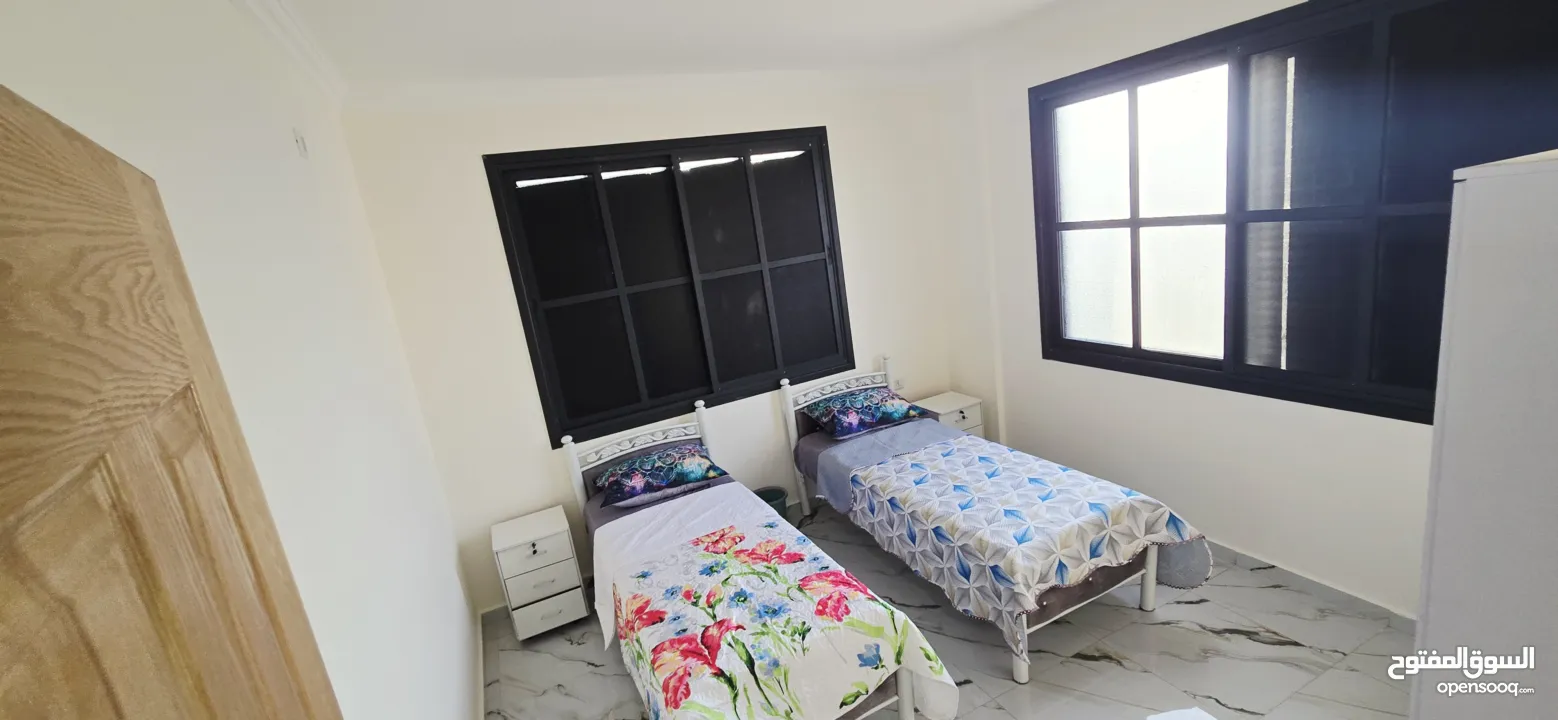 شقة فاخرة للإيجار بتصميم مودرن في حي هادئ وقريب من الخدمات