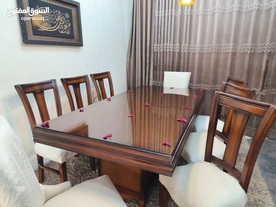 طاولة سفره 8كراسي وكاله بحالة الجديد