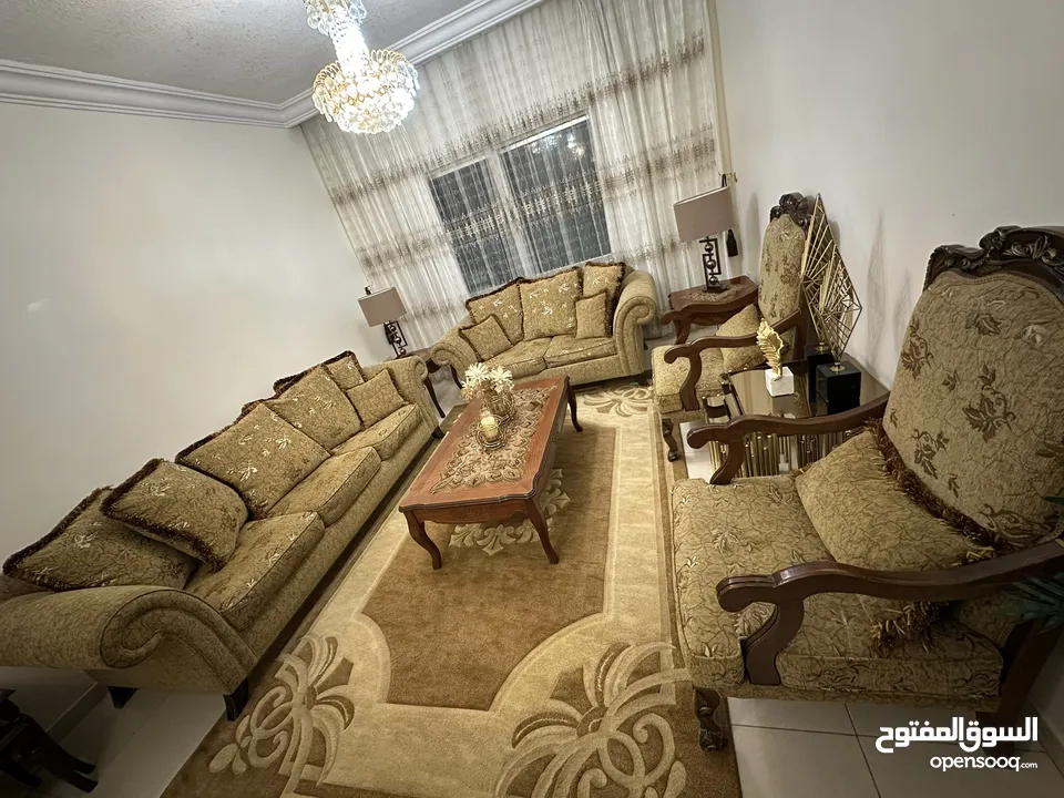 طقم كنب 7 مقاعد بحالة ممتازة مع طاولة وسط و جانبيتين خشب و 3 ثريات