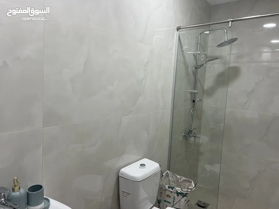 عائلات فقط شقة للايجار غرفة واحدة وصالة مطبخ +VIP قرب الخدمات ودوار المدينة وشارع الرياضة والشميساني