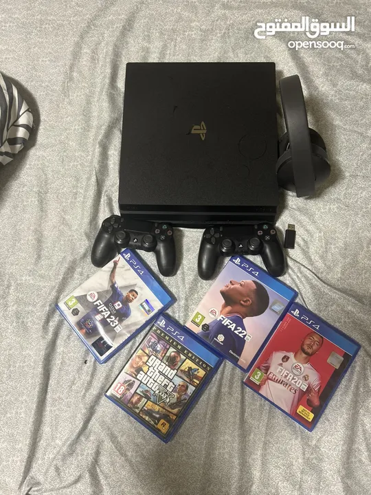 Ps4 pro + ايدتين للبليسيشن + سماعة بلوتث +الشاحن+للبليستيشن+ 4 سديات ومن ضمنهم العبة الشهيرة Gta5